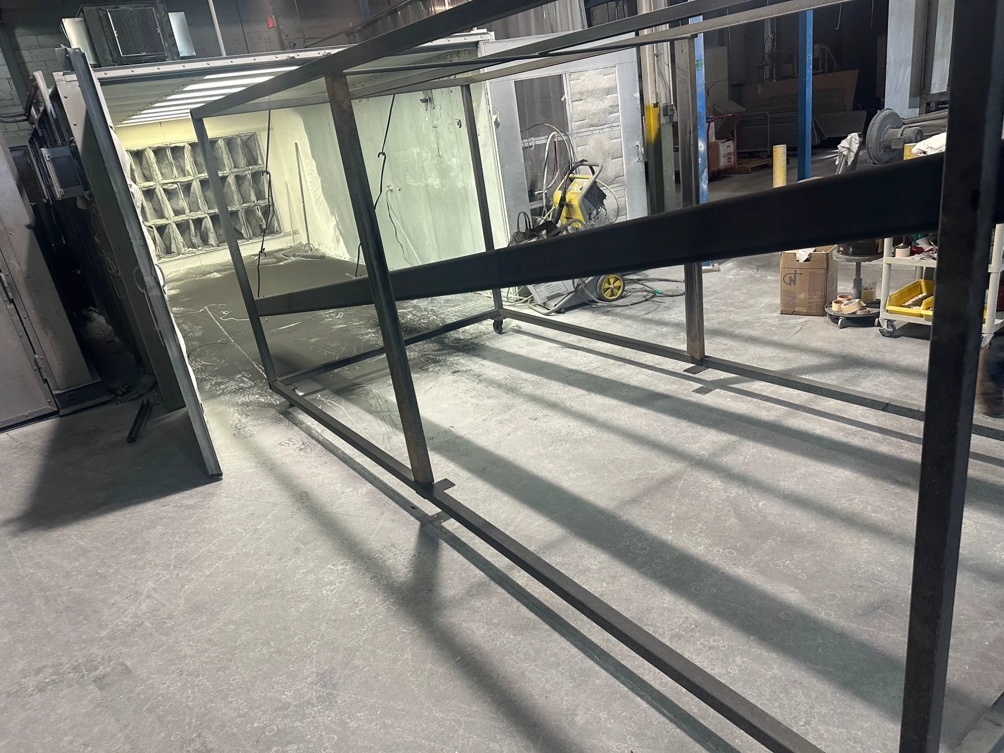 Batch booth for oversized parts
